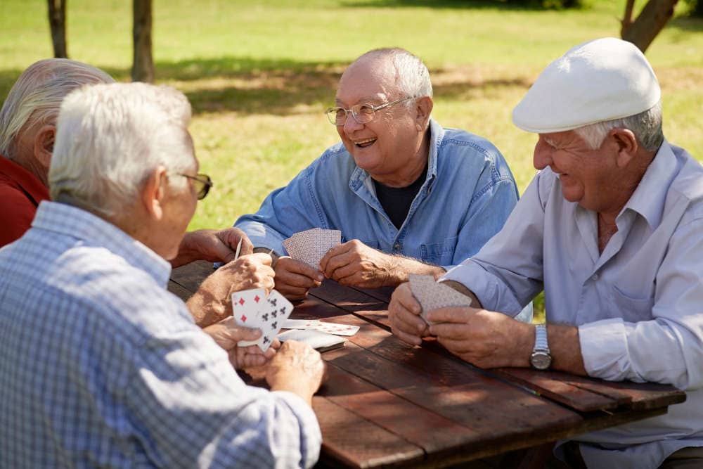 ejercicios cognitivos para adultos mayores: las cartas