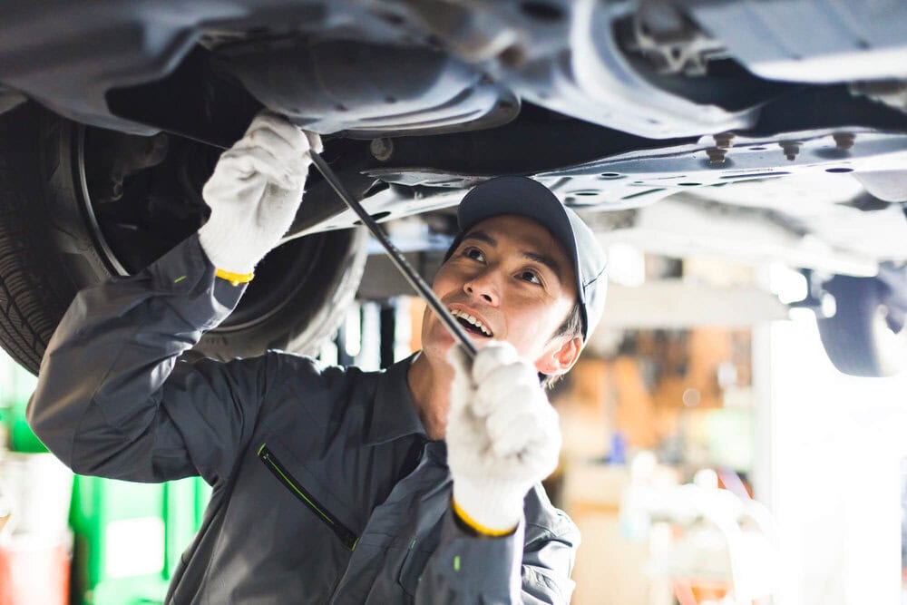 車検を行っている整備士