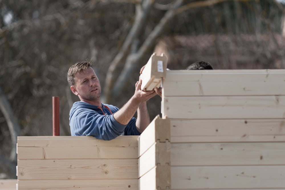 Montage de madriers en bois massif