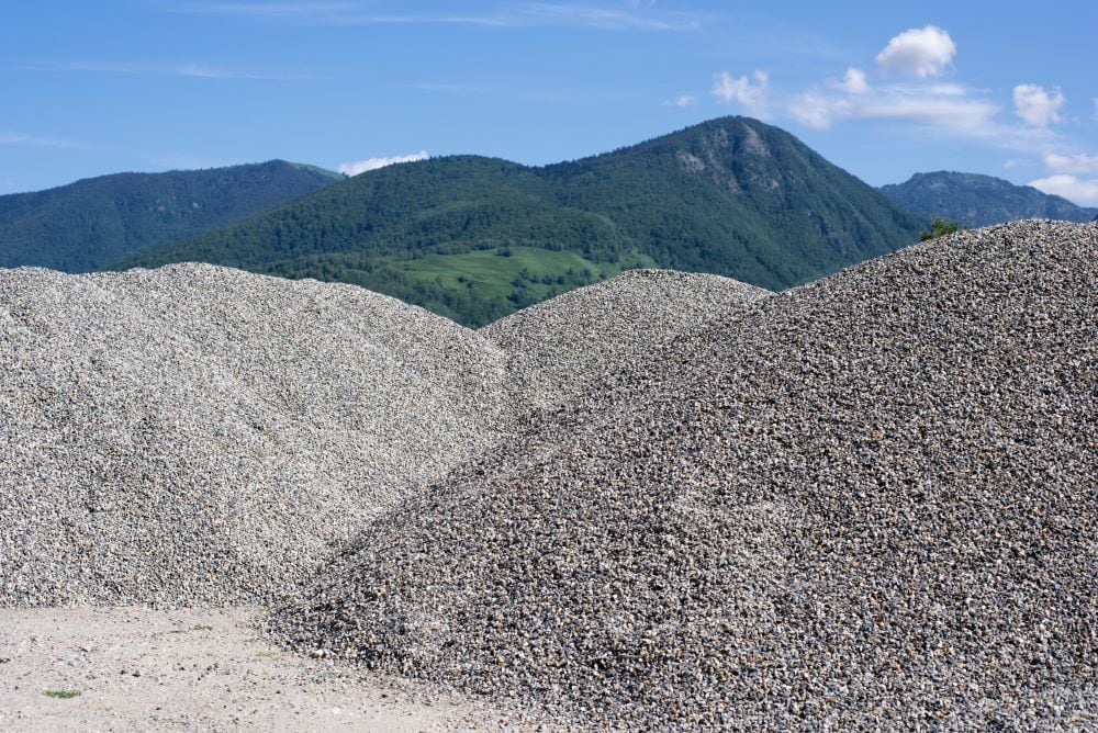 Le granulat alluvionnaire est largement utilisé dans la construction pour sa solidité et sa durabilité.