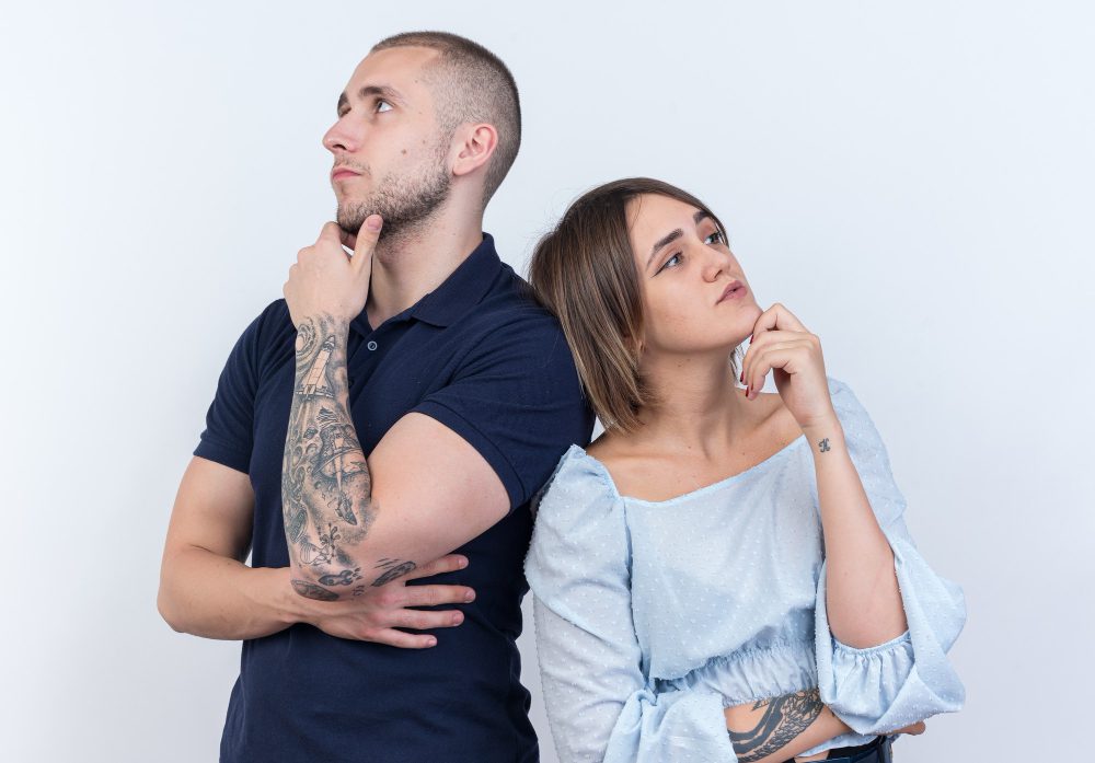 Hombre y mujer pensando