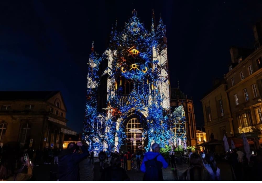 Mapping lumineux Constellations sur la cathédrale de Metz de nuit