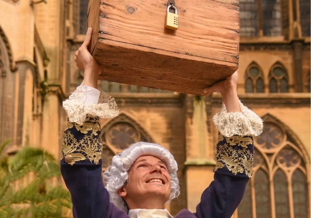jeu urbain à Metz avec personnage déguisé en Louis XVI activité originale