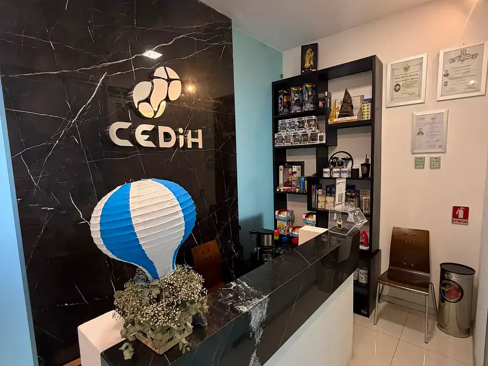 Certificados y diplomas del cirujano pediatra en la clínica CEDIH