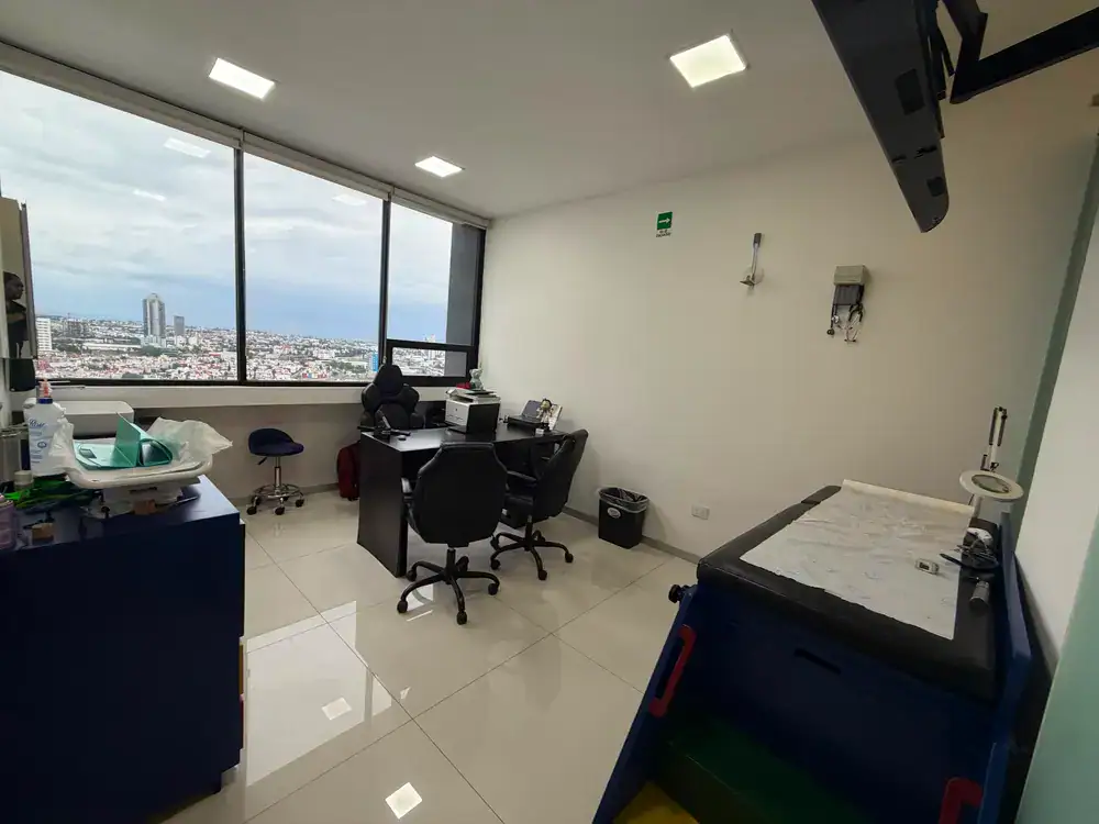 Consultorio médico pediátrico con vista panorámica de la ciudad de Puebla