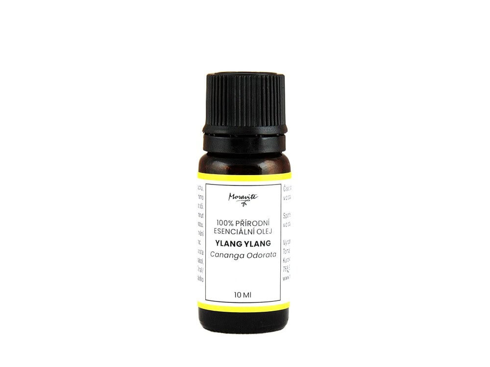 Hnědá skleněná lahvička 10ml 100% přírodního esenciálního oleje Ylang Ylang (Cananga Odorata) značky Moravité na čistém bílém pozadí.
