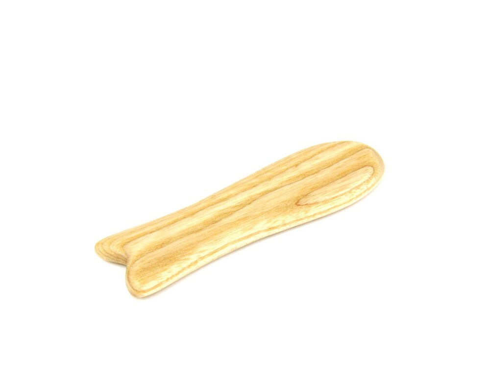 Dřevěná masážní pomůcka Gua Sha No. 5 značky Moravité, ručně vyrobená z jasanového dřeva s vlnitým tvarem a výraznou přírodní kresbou, vyfocená na čistém bílém pozadí.