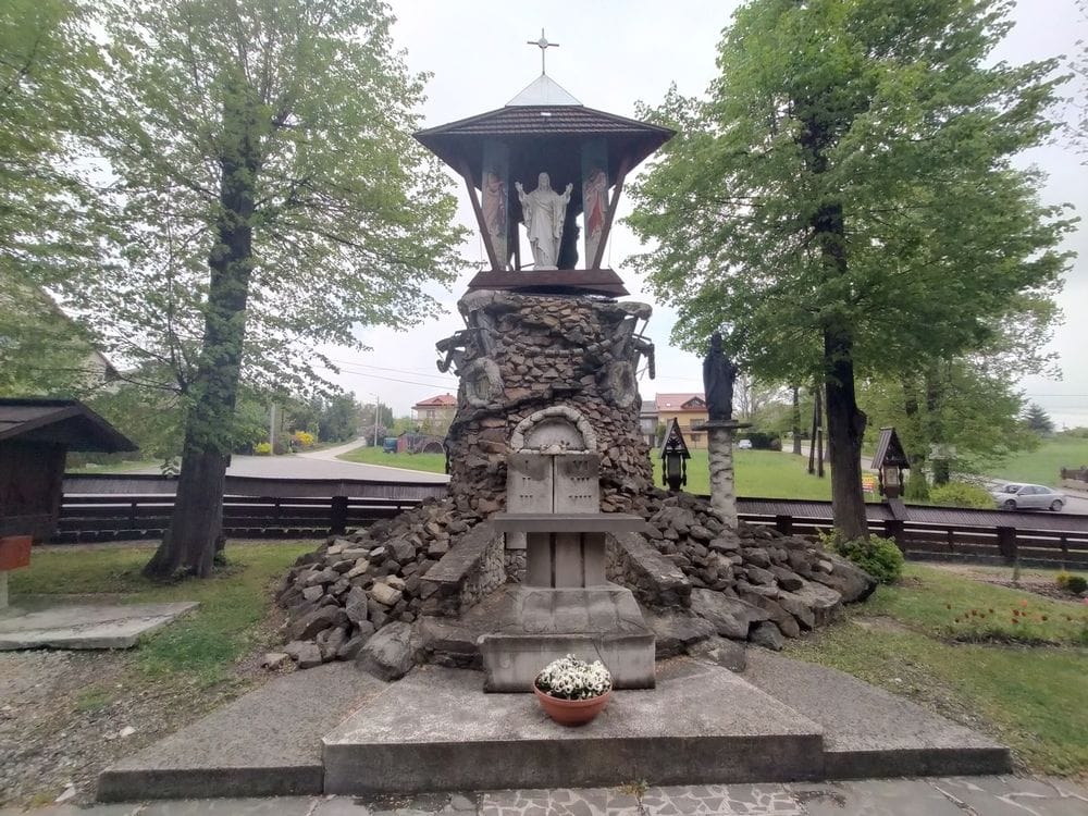 Kapliczka obok kościoła
