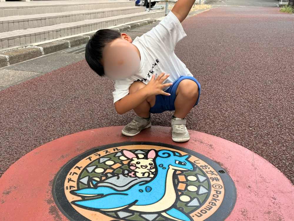 塩釜市のポケふたと一緒に写真を撮った息子。プラスルとラプラスも一緒に。