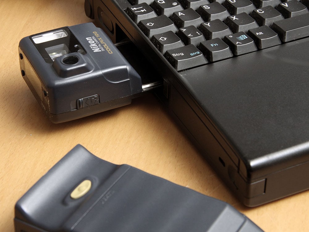 So wurde die Coolpix 100 ans Laptop gedockt (Bildnachweise siehe unten im Text)