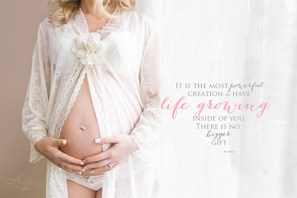 Bokstavelig gravidfoto av gravid kvinne i blonder, fokus på mage, vakker magebilde, graviditet portrett, gravidfotografering, gravidmotivasjon, graviditet og kjærlighet, gravide bilder, gravidfoto inspirasjon, familie og forventning, graviditetsbilder, gravid foto i studio, nydelige gravidbilder, graviditet som kunst, gravidfoto med tekst, gravidfoto naturlig.