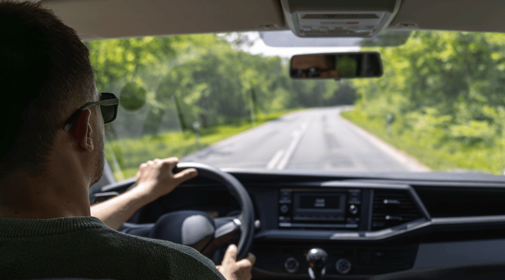 Foto de um motorista dirigindo por uma rodovia para ilustrar artigo sobre pedágio da ERS-122
