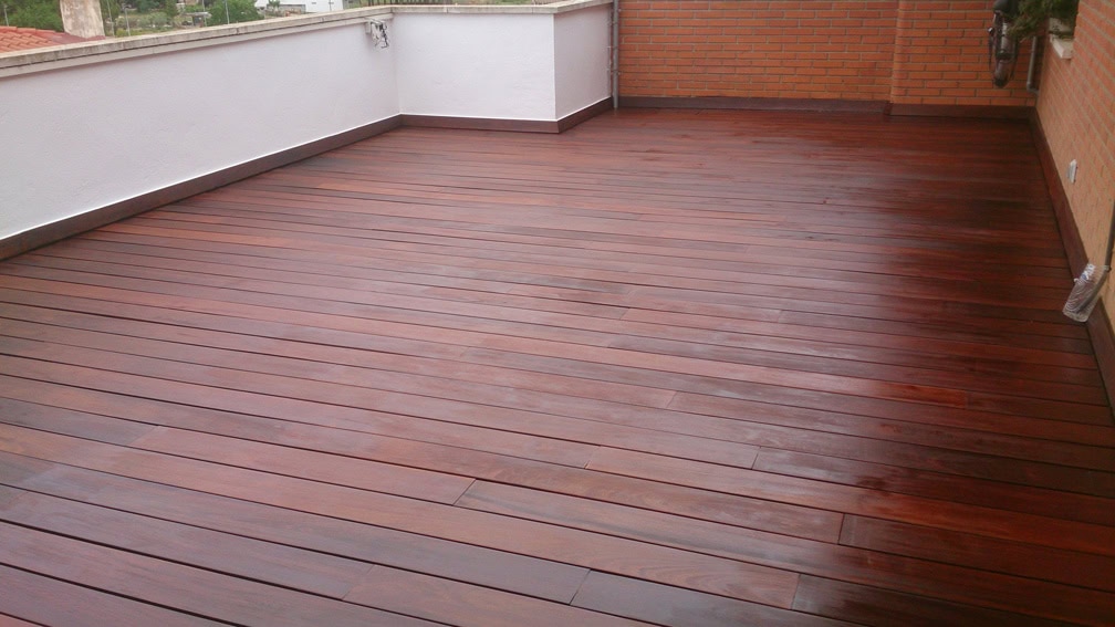 Oli Livos en tarima de fusta exterior