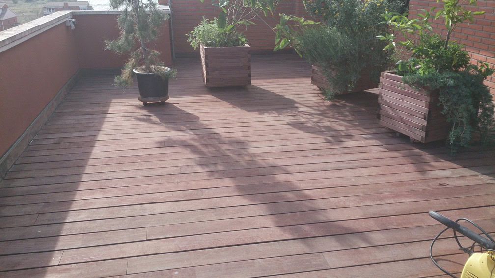 Oli Livos en tarima de fusta exterior