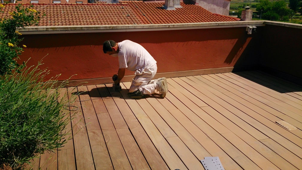 Oli Livos en tarima de fusta exterior