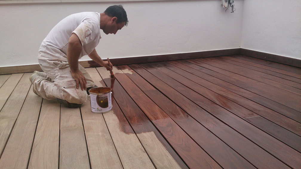 Oli Livos en tarima de fusta exterior