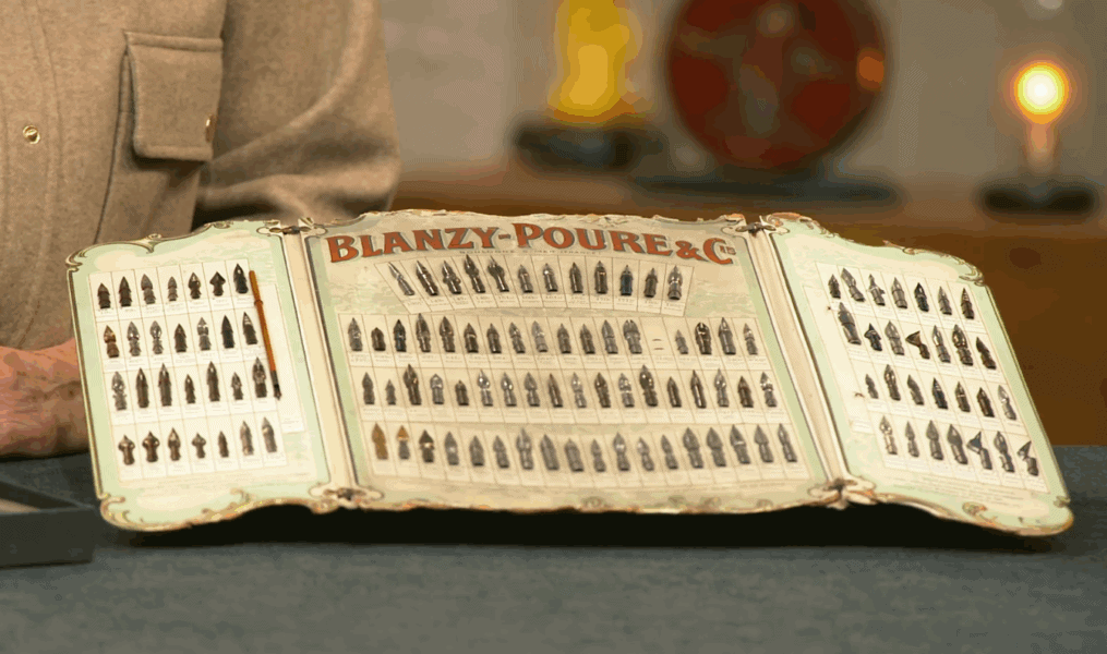 Dieses gut 130 Jahre alte Display mit 121 Federspitzen des französischen Herstellers Blanzy-Poure & Cie wurde am Mittwoch, den 23. April 2025 bei "Bares für Rares" versteigert. (Screenshot: ZDF)