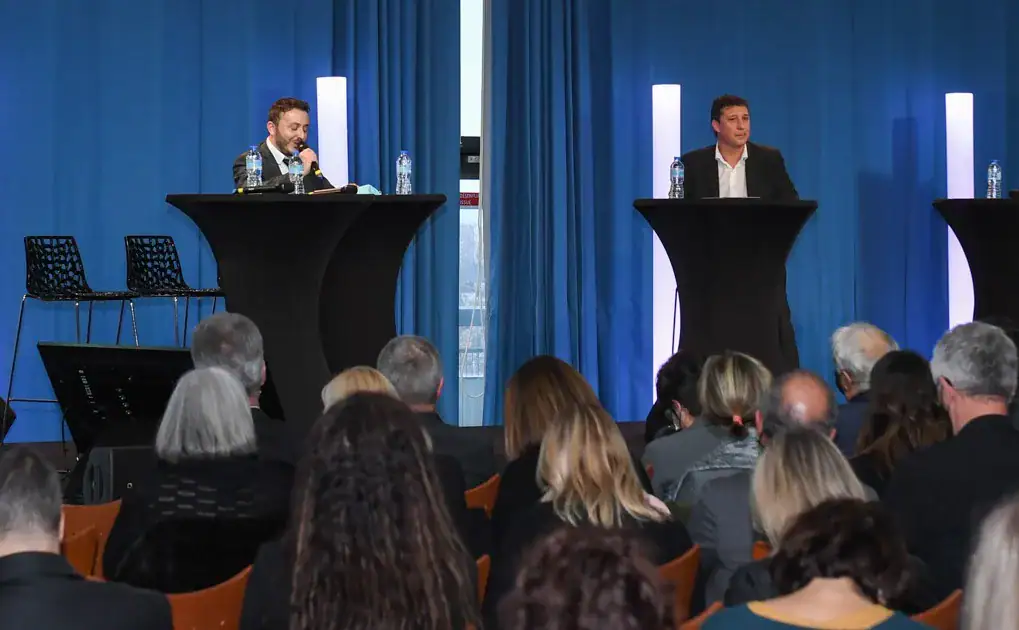 Yann Fernandez présente les intervenants d'une table ronde institutionnelle à Toulouse