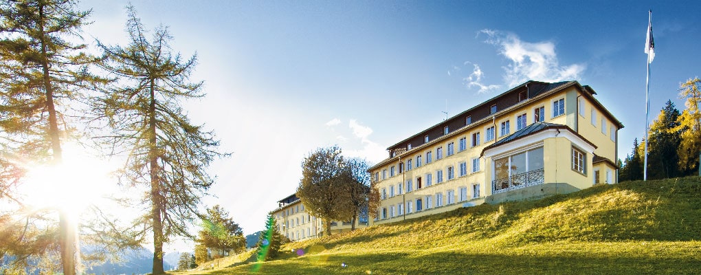 Das traditionsreiche Schulgebäude der HIF befindet sich an sonniger Aussichtslage. Quelle: HIF