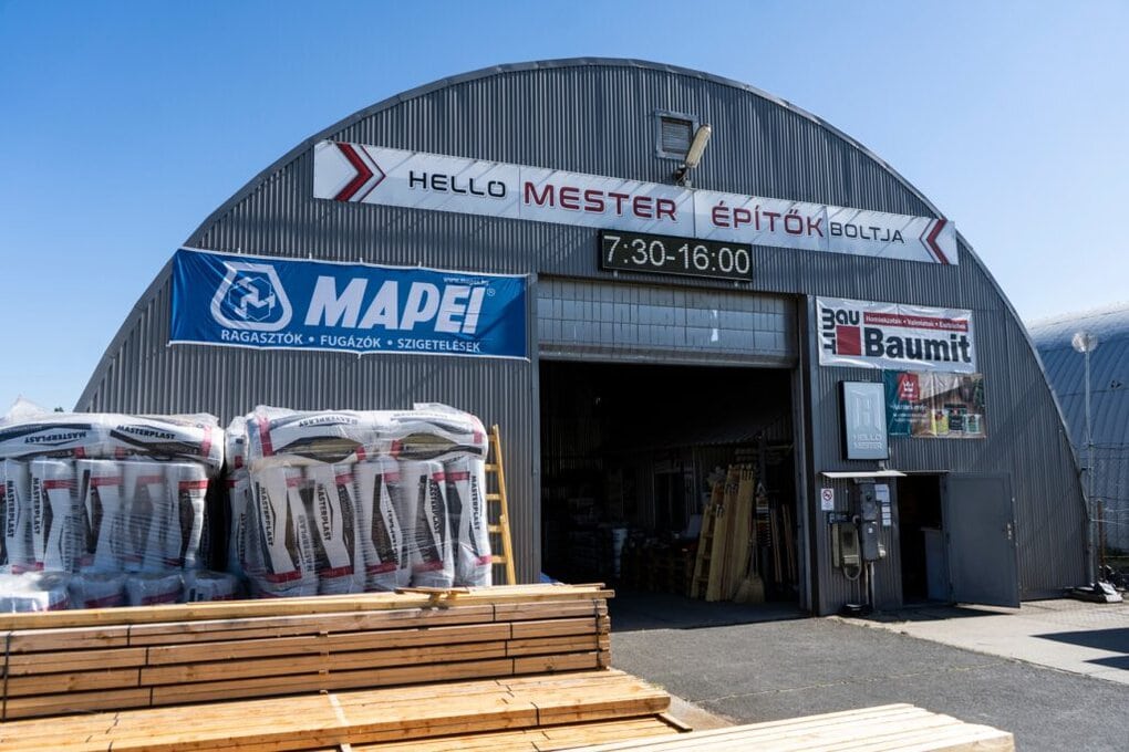 A HelloMester Építők Boltja telephelye Kecskeméten – Mapei és Baumit forgalmazó, nyitvatartás 7:30–16:00