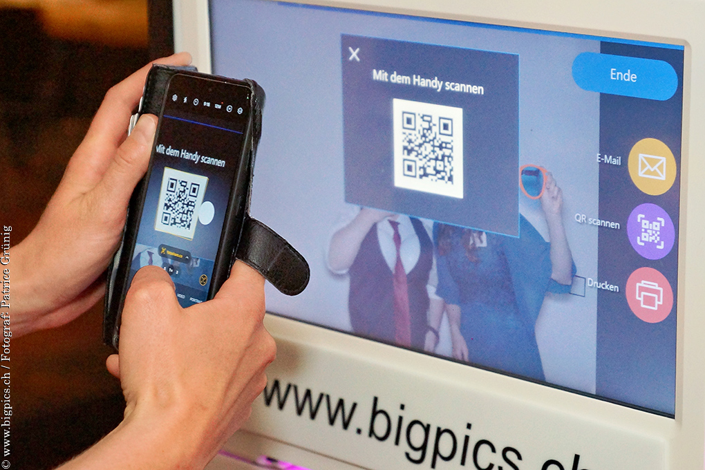 Direkten Download der Bilder via QR-Code oder E-Mail Versand bei der Fotobox direkt am Display