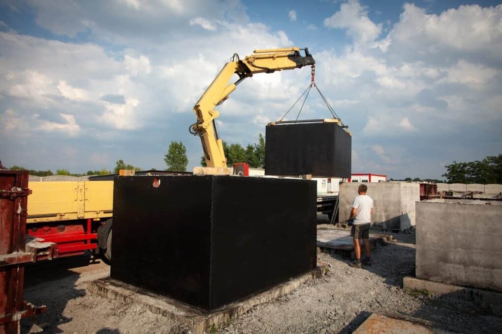 Szambo betonowe 12m3 w trakcie załadunku przed transportem do Klienta
