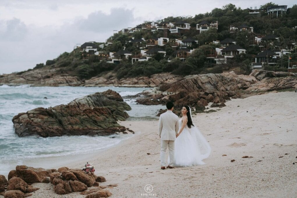 Rui and Heng on the rocky beach below the hillside villas of The Ritz-Carlton, Koh Samui