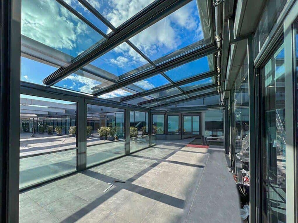 Otomatik açılır cam tavan iç mekan görünümü - deniz manzaralı cam çatı ve cam cephe sistemi