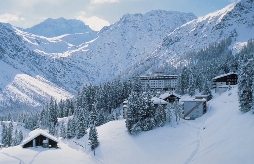 Viel Schnee und Sonne wie hier auf dem Bild das Sunstar Hotel in Arosa stehen auf der Wunschliste bei Sunstar. Quelle: Sunstar Holding AG