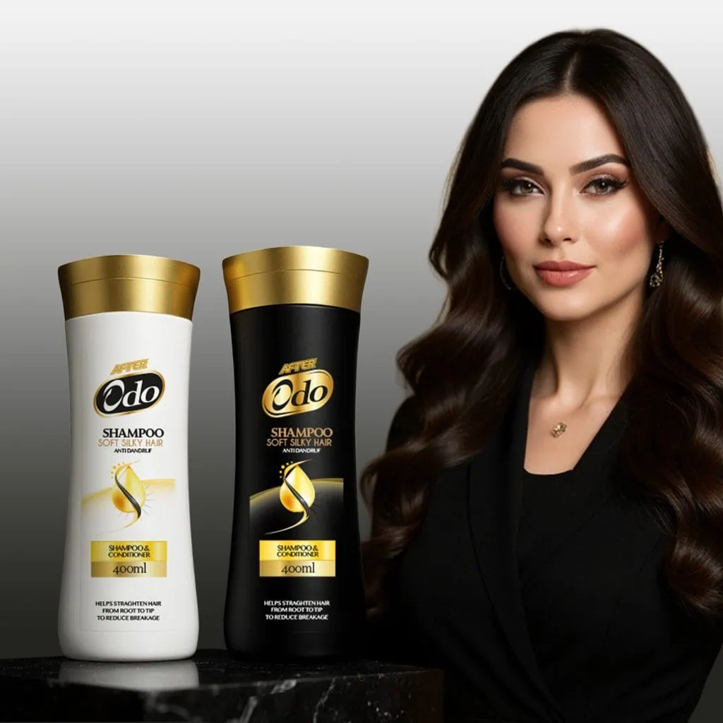 من نحن - امرأة بجانب منتج شامبو و بلسم أودو تعبر عن رضاها من استخدام منتجاتنا