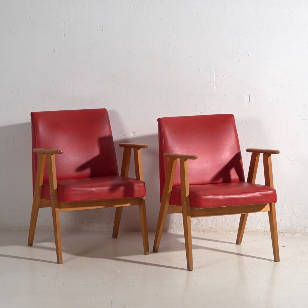 Red vintage style armchairs (c.1960). Set of 2 pieces
