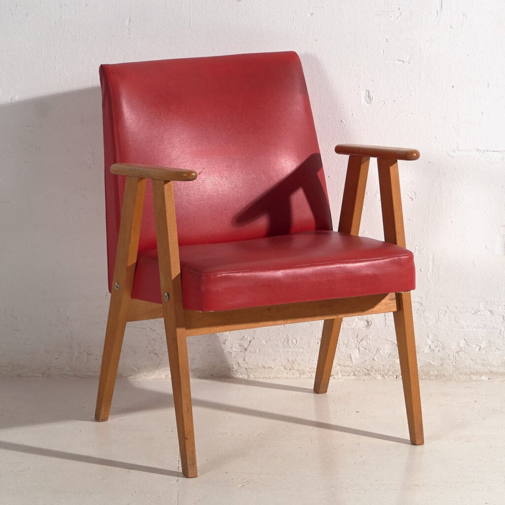 Fauteuil rouge vintage avec accoudoirs (vers 1960)