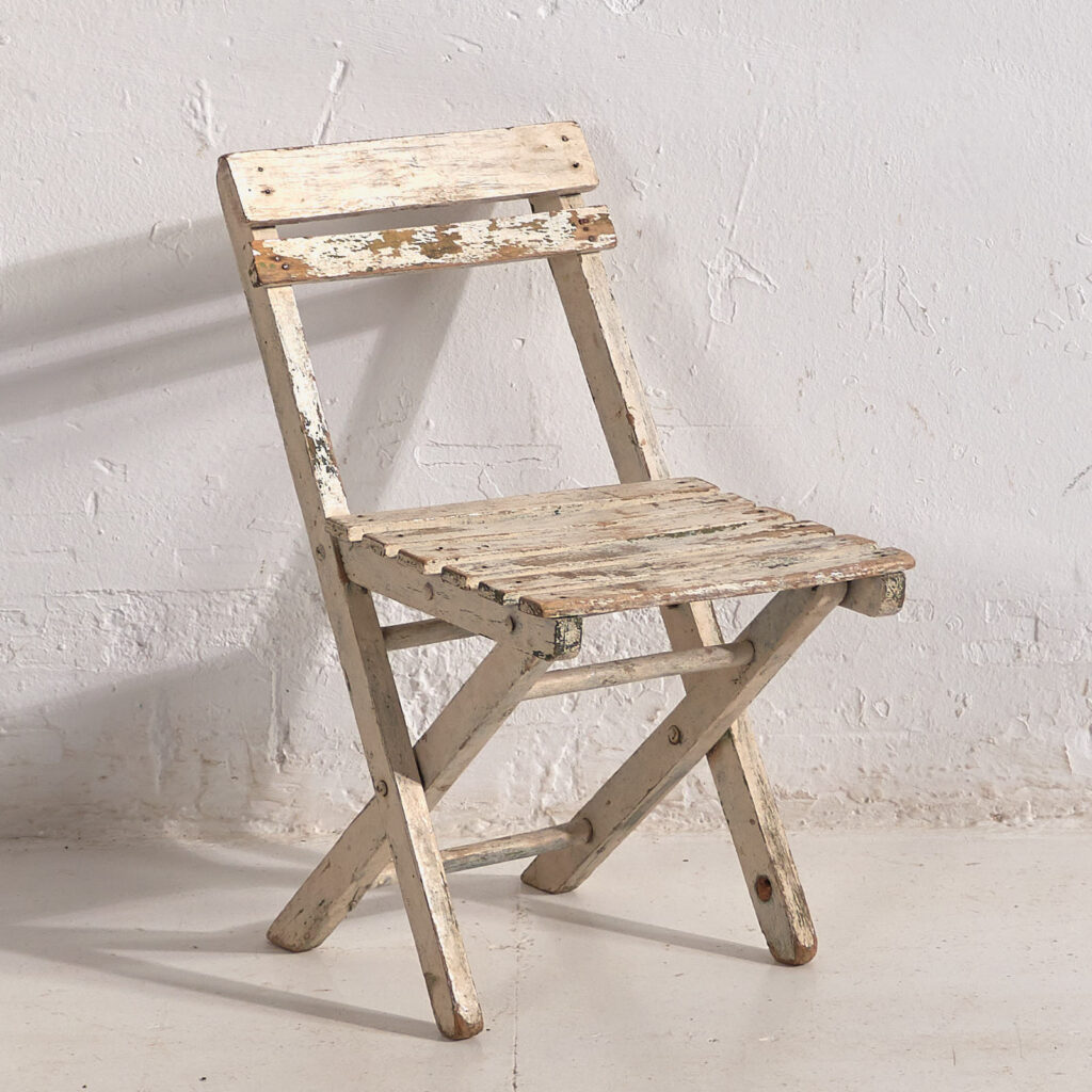 Silla pequeña infantil vintage de color blanco (Francia, c.1950)