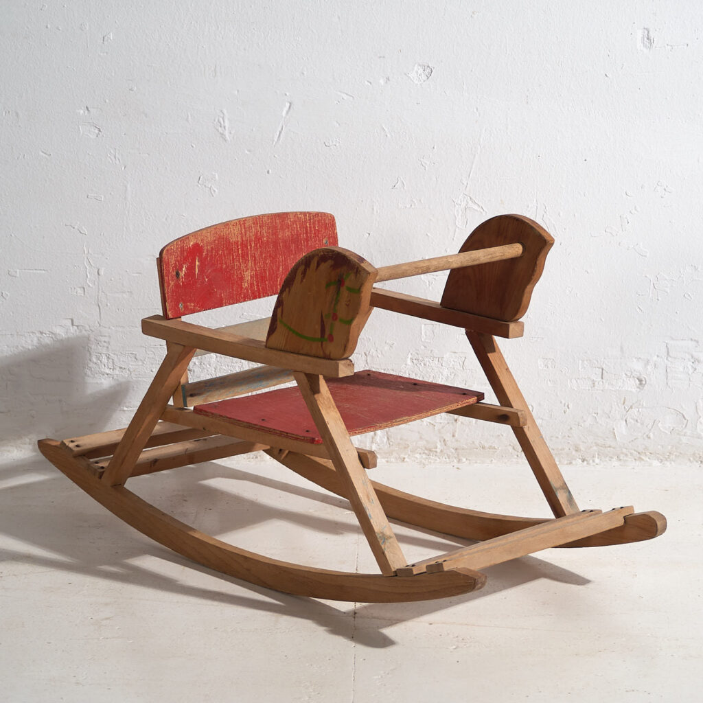 Ancienne chaise à bascule pour enfants (vers 1920)