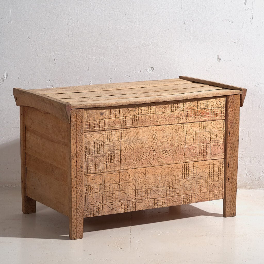 Ancien coffre en bois sculpté (c.1920) #52