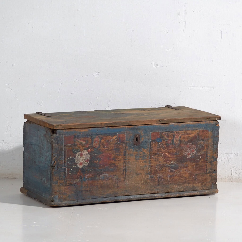 Baúl pequeño antiguo con motivos florales (c.1900) #38