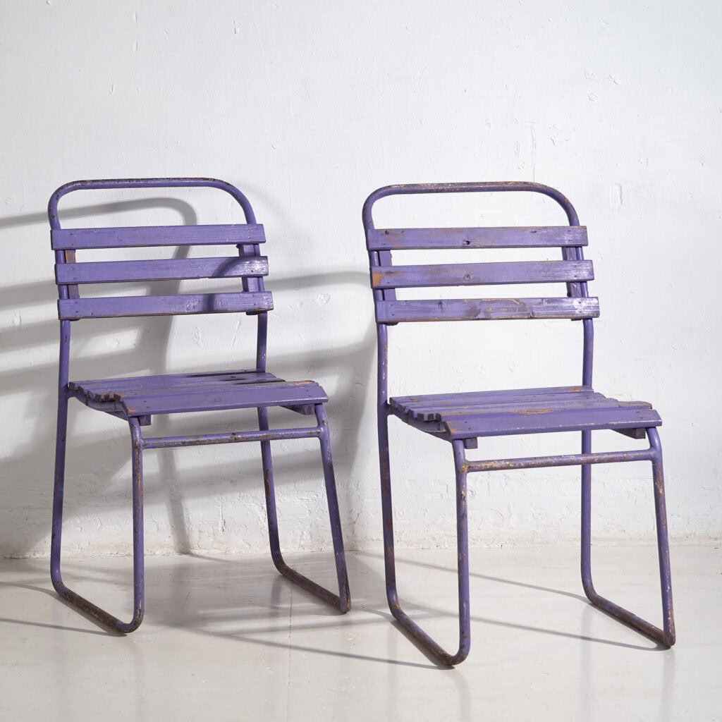 Sillas para patio antiguas color violeta (c.1920). Conjunto de 2 piezas