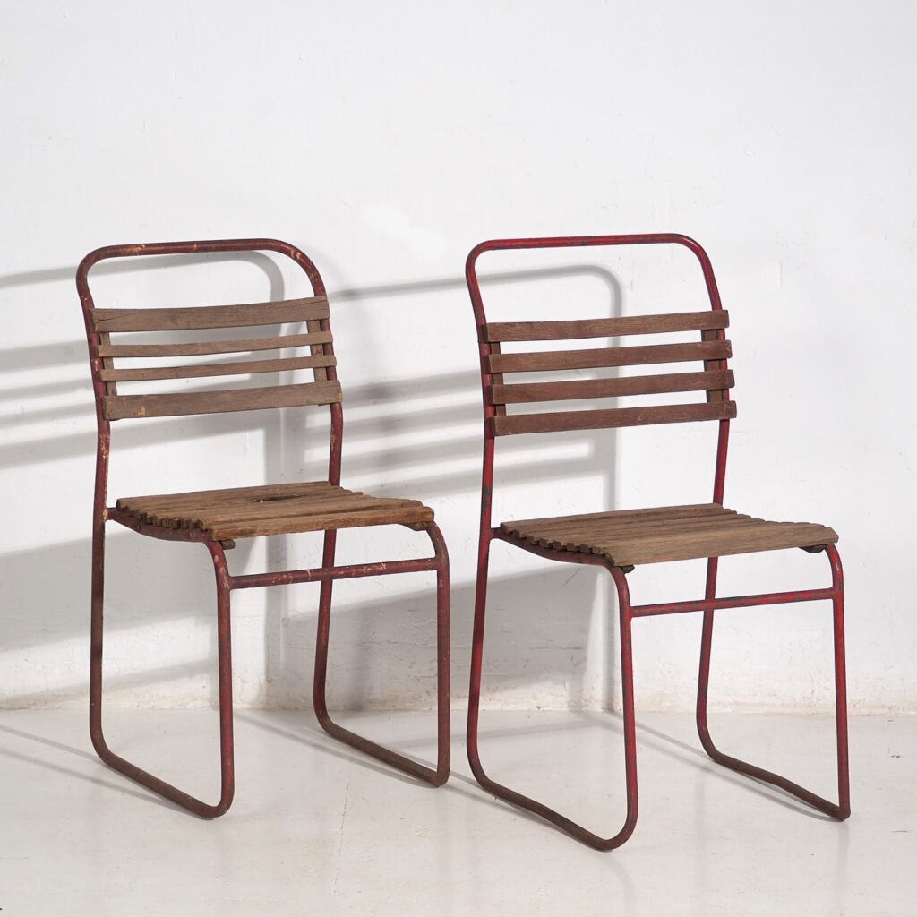 Sillas rojas de jardín antiguas (c.1920). Conjunto de 2 piezas