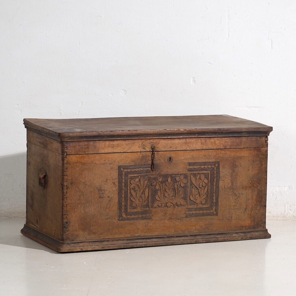 Antique chest with engraved floral motifs (c.1920) #14