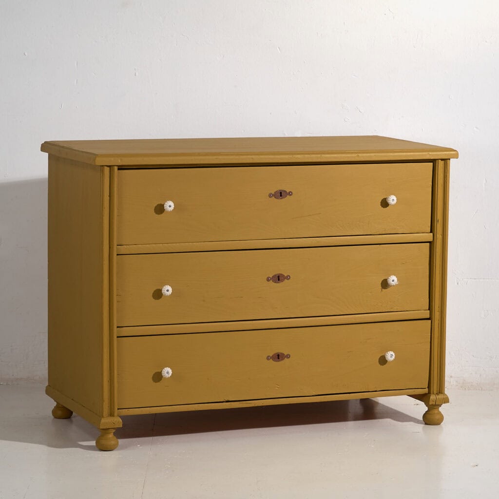 Cómoda antigua en tono mostaza con tiradores de porcelana (c.1920) #54