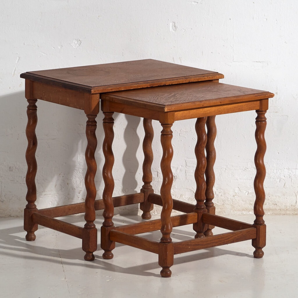 Table gigogne ancienne avec pieds salomoniques (c.1920) #128
