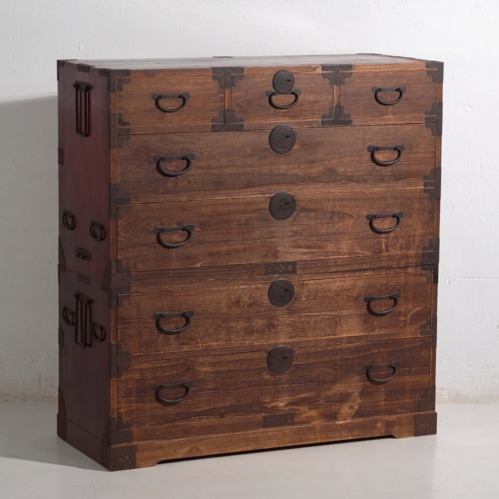 Tansu japonés Sendai Isho-dansu grande en cedro y hierro, periodo Meiji–Taishō (c. 1890–1925) #42