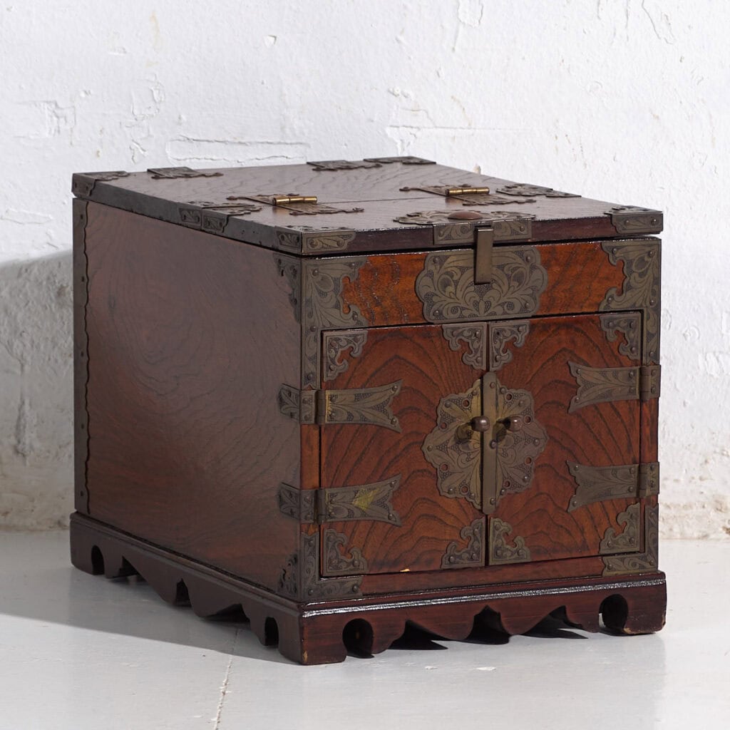 Caja-tocador antigua con espejo en madera de zelkova – Corea, circa 1900