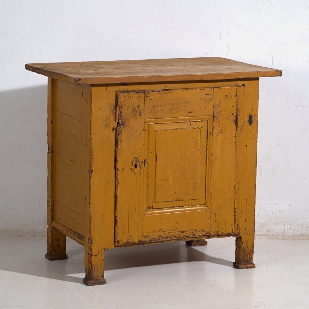 Petite cabinet couleur mustarde – Europe centrale, vers 1890
