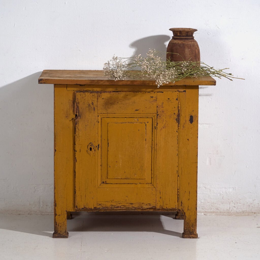 Petite cabinet couleur mustarde – Europe centrale, vers 1890