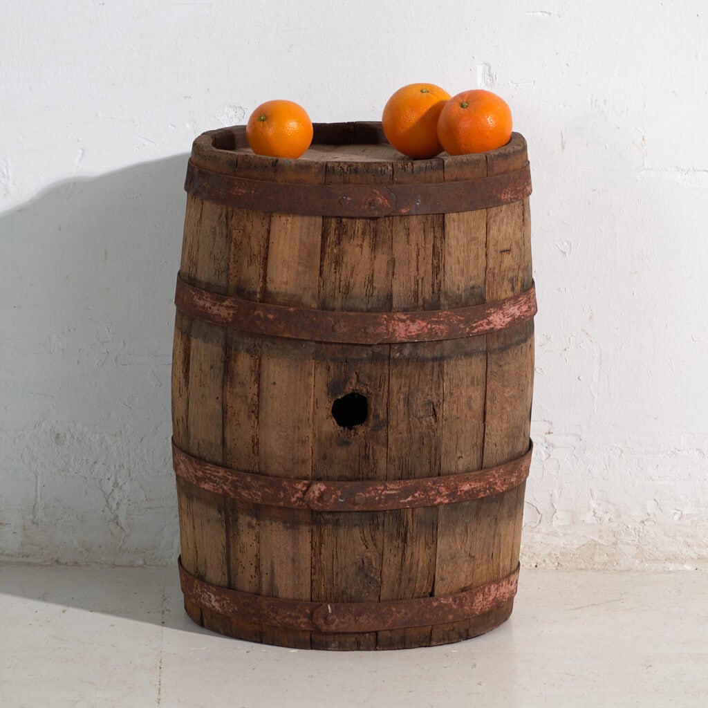 Barrica antigua en madera con aros de hierro – Hungría, circa 1930