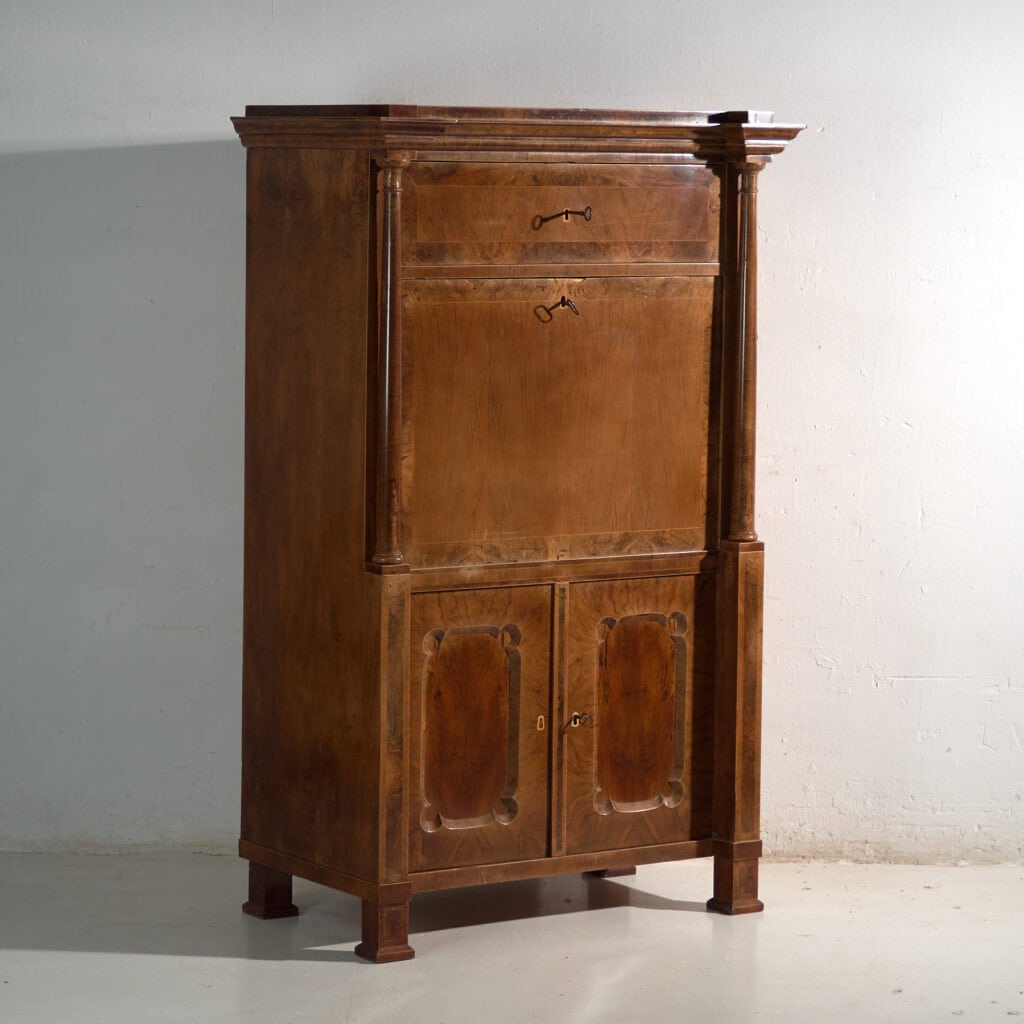 Secreter antiguo Biedermeier en nogal – Austria, circa 1840