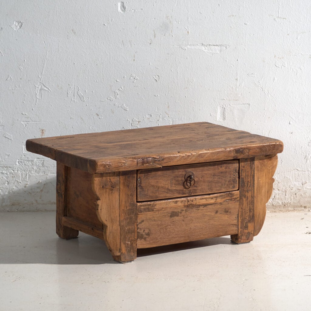 Mesa kang baja antigua en madera de olmo – China, circa 1930