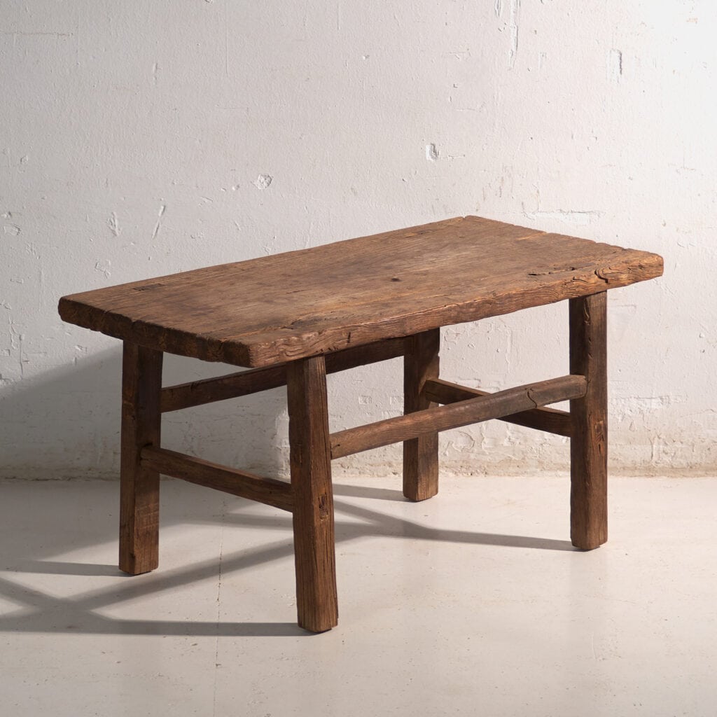 Mesa baja antigua en madera de pino – China, circa 1890