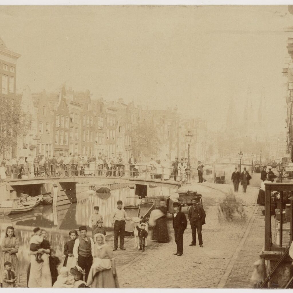 Saturday bridge for Tweede Goudsbloemdwarsstraat (left) and Eerste Lindendwarsstraat (right). Horizon with Roman Catholic Church De Posthoorn. Photo probably taken as a result of the Eel riot. Onbekend, Anoniem